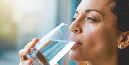 Insuffisance cardiaque : pourquoi boire assez d’eau réduit les risques